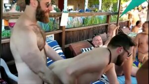 Homens peludos com coxas grossas em sexo gay
