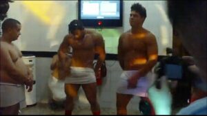 Homens transando com homem na sauna gay