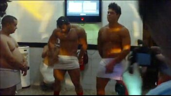 Homens transando com homem na sauna gay