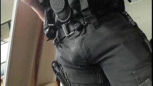 Lavando o cassetete do policial porno gay