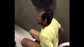 Maduro gay banheiro