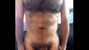 Maduro gay peito peludo dotado