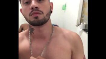 Masturbando o amigo tatuado gay video