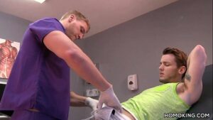Medico gay faz buquete em paciente na maca da infermaria
