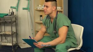 Medico tarada traçando paciente gay