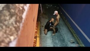 Moradores de rua fazem sexo gay no terreno baldio