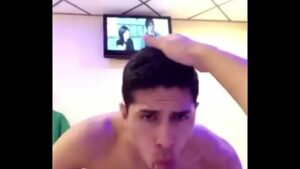 Moreno gay se masturbando para um famoso