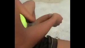 Motorista de escavadeira batendo punheta com fois dedi enfiado no cu