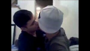 Namorados gays se beijando