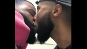 Namorados no aeroporto gay