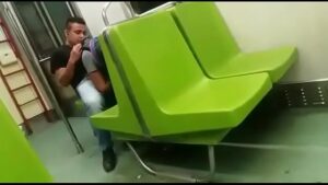 Negro gay punhetando no trem