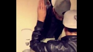 Ninfeto novinho gay dando o.cuzinho no banheiro do.colégio