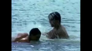Os cafus na praia de nudismo sexo gay