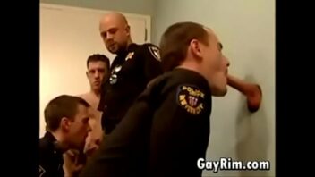 Police pelado gay
