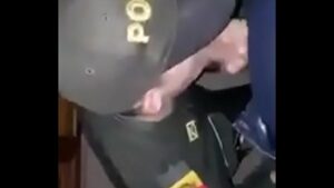 Policial comendo bandido gay