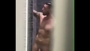 Policial gay pauzudo com homem hetero no banheiro