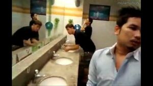 Porno gay em banheiro público brasileiro