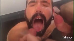 Porno gay esfregando cu na cara