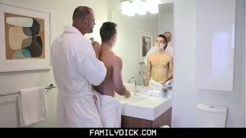 Porno gay filho banhando pai acidentado