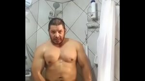 Porno gay maduros no banho punhetando