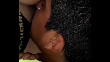 Porno gay mamando o paizão enquanto ele dorme