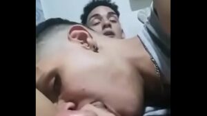 Porno gay masturbando o amigo