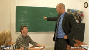 Professores comeundo alunos gays na sala de aula