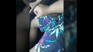 Punheteiro gay no carro brasília