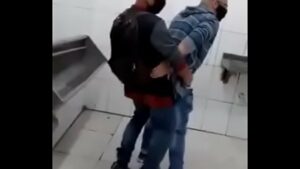 Putaria e pegação gay masculina em banheiro público