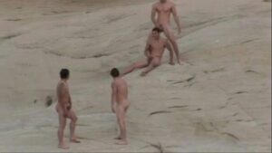 Seco gay hardcore em praia de nudismo