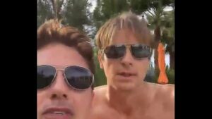 Selfie gay nu na piscina