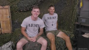 Sexo entre militar hardcore gay