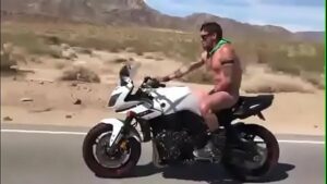 Sexo gay em cima da moto