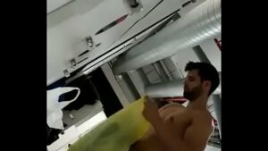 Sexo gay espiando moreno bombado tomando banho