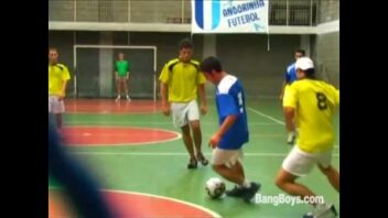 Sexo gay jogadores de futebol mostrando o pau en campo