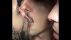 Sexo gay sendo comeudo na festa