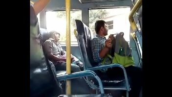 Tocando punheta gay para estranho no ônibus