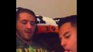 Vídeo de gay jogando cocô