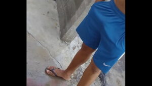 Vídeo do ator Thomaz Costa fazendo polichinelo sem cueca com o pênis balançando no short