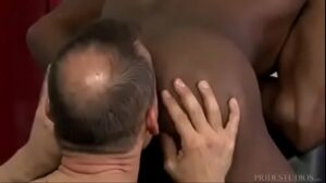 Video gay barenback negao comendo branco maduro
