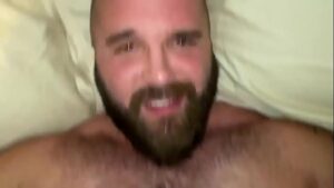 Video gay bear gemendo e fodendo