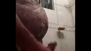 Video gay coroa banho