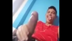 Video gay de coroa pauzudo esculachando com novinho