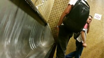 Video porno gay banheiro do clube espiando