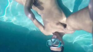 Video porno gay piscina jogando agua