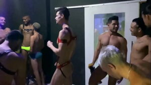 X vídeos gay orgia coroas dotados