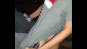 Xvideo gay novinho batendo para o amigo