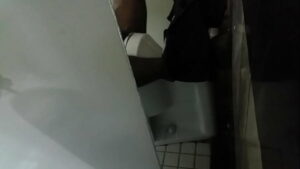Xvideo gay se exibindo banheiro