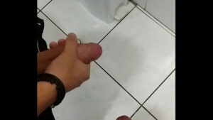 Xvideo novinho se exibindo no banheiro gay