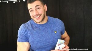 Bodybuilder dominates nerd gay